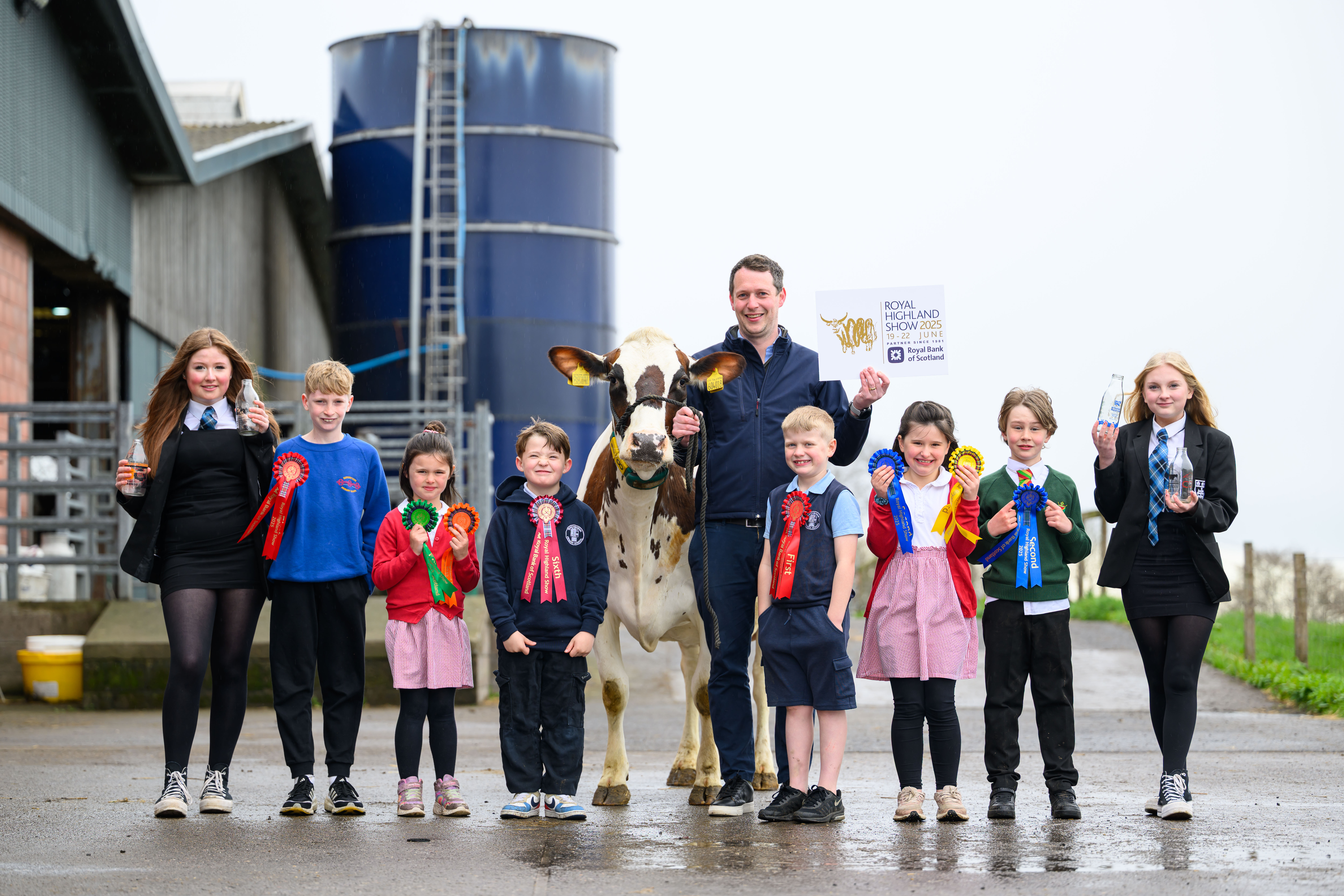 Pupils From Across Scotland Help To Launch The RHS School's Competition At Cuthill Towers Farm In Kinross. With Head Of Show, David Tennant And Cow, Aladdin Raejpg