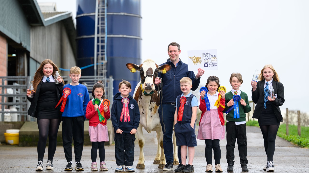 Pupils From Across Scotland Help To Launch The RHS School's Competition At Cuthill Towers Farm In Kinross. With Head Of Show, David Tennant And Cow, Aladdin Raejpg
